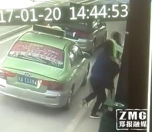 到车里拿出辣椒水并喷向管理人员 视频截图