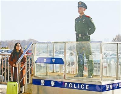 女大学生返乡认出入伍同学执勤寒风中陪他站(图)