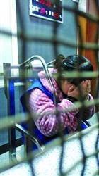 张某流泪恳求孩子家长和社会原谅她,给她一个改过的机会。辽沈晚报、聊沈客户端记者 王鹏 摄