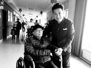 护工连续8年在养老院过节期待退休后能陪家人过年