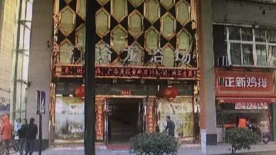 张阿姨说,附近柜台一名工作人员,说什么也不让她在这块走廊哄孙女,几句不和,双方吵了起来。