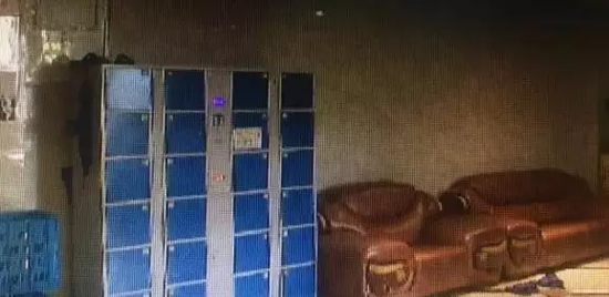 事后一家在浴场里燃放爆竹?