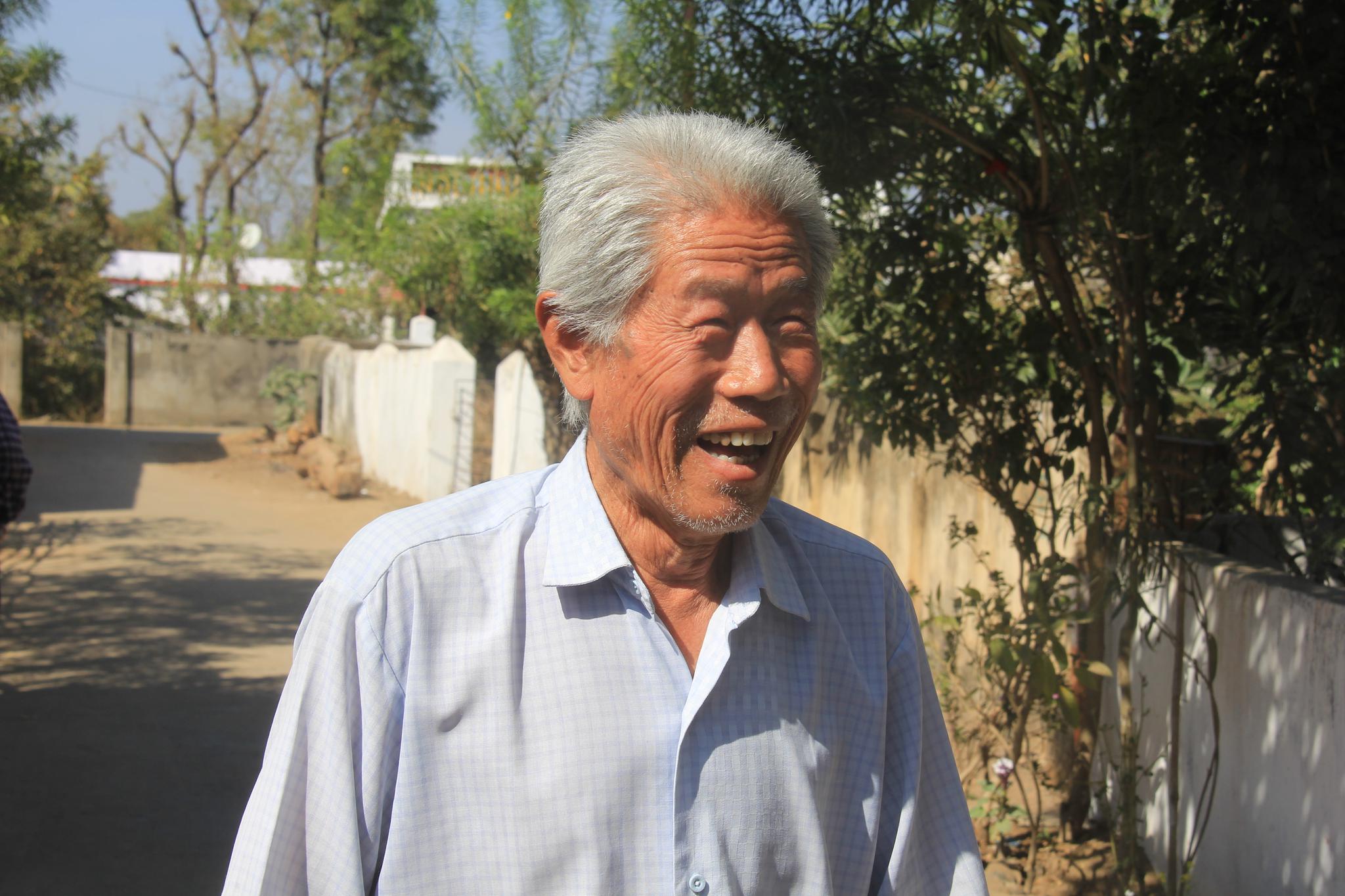 看到祖国亲人来看望,王琪老人高兴的合不拢嘴。苑基荣/摄