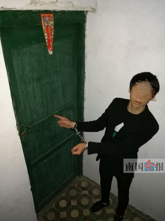 嫌疑人拜某在指认作案现场。警方供图