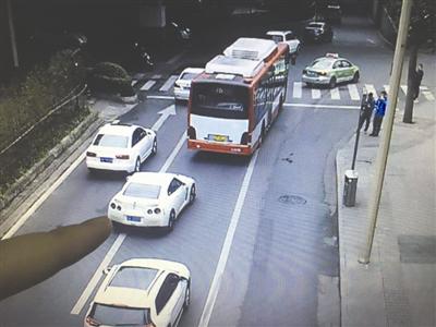 百万GTR在人民南路进行方向,与二环路交汇口实线变道