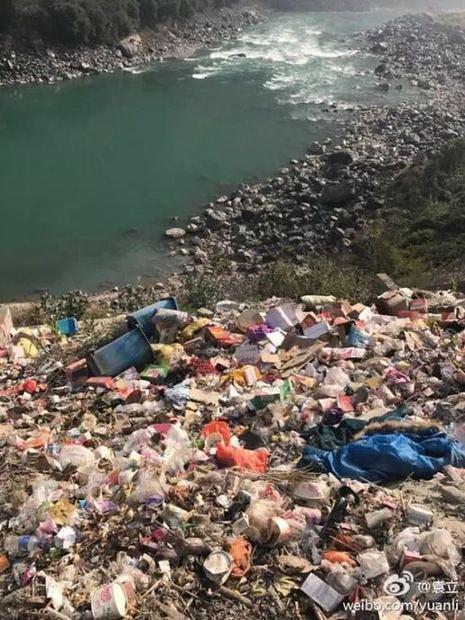 袁立在微博晒出的倾倒在怒江边的垃圾(图片来源:袁立微博)
