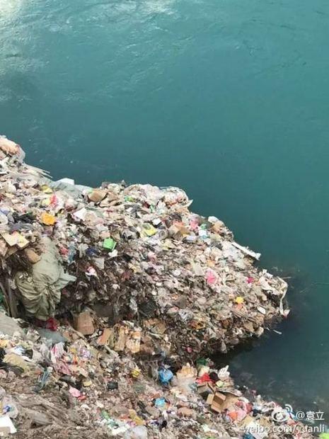袁立在微博晒出的倾倒在怒江边的垃圾(图片来源:袁立微博)