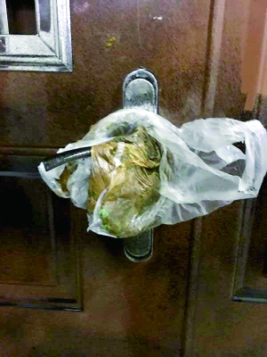 ①王女士家门锁被堵。