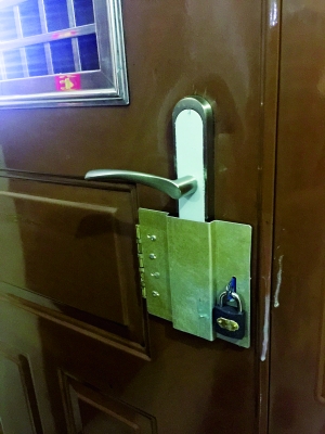 ②王女士在防盗门锁外用铁皮打了罩子,再用锁锁起来。