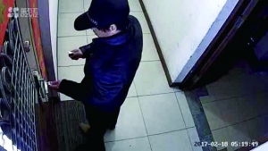 ③王女士家的监控画面显示,一名男子头戴帽子,捂着口罩,伪装“作案”。