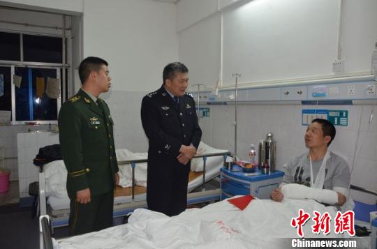 图为看望慰问因公负伤的民警。 张霞勉 摄