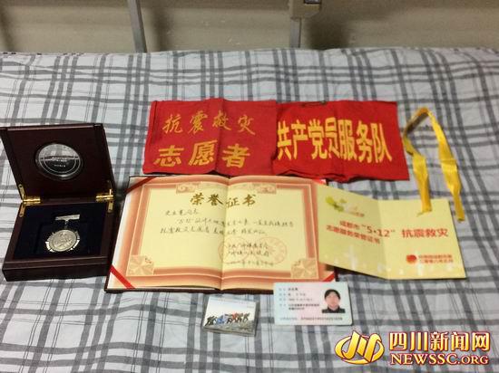 史业宽当志愿者时获得的证书、奖章等物品。(雷兹 摄影)