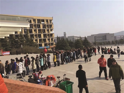 食堂门前排起了多个长队