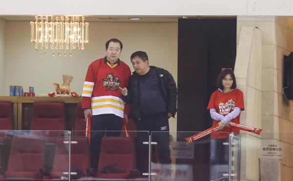 英达观看儿子比赛。