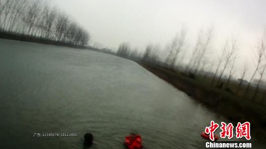 祖孙三人被大风刮入鱼塘民警下水救人俩孙女身亡