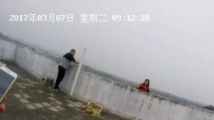 (民警与女子对话)