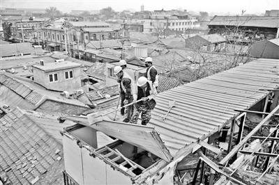 本报讯 昨天,西城区大栅栏街道对位于陕西巷内的上林宾馆、华峰园宾馆和北京安馨园宾馆3处宾馆顶层违建进行拆除,总面积达上千平方米。其中,位于陕西巷22号的上林宾馆,是历史上的名妓小凤仙的故居,楼顶被承租方盖起的200平方米违建也都一并拆除。