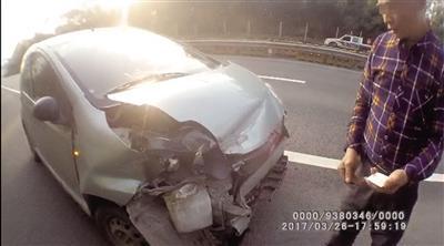 出事的小轿车。