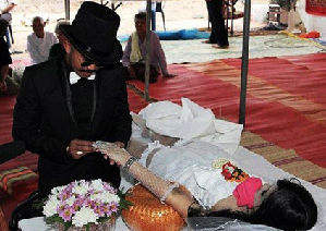 台湾男子办盛大冥婚迎娶去世女友 豪车成排 台湾男子办盛大冥婚迎娶去世女友 豪车成排