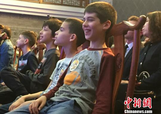 非遗专家话传承外国友人“零距离”体验京剧脸谱文化