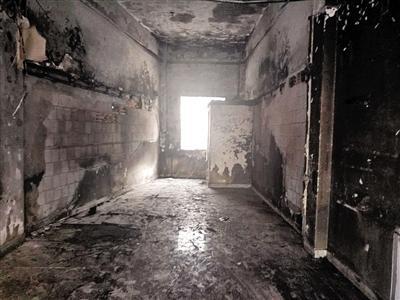 邻居在清理时找到未烧掉的硬币。 房间没有剩下什么有用的物件。