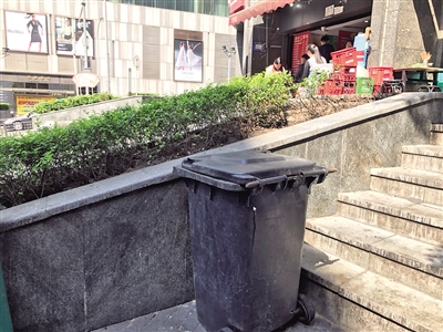 面店附近的黑色垃圾桶