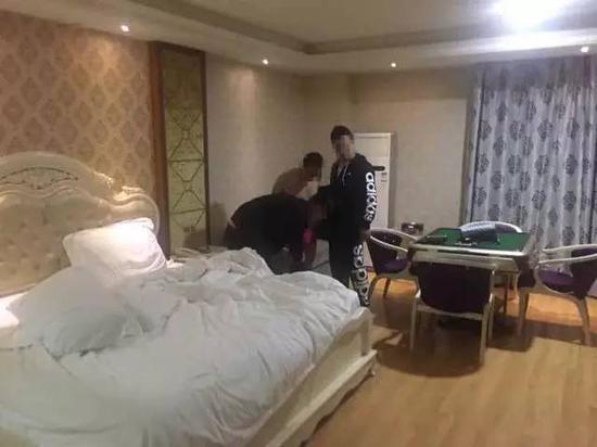 在邓某某的豪宅中将其抓住