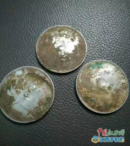 从赣县长洛乡长源村下西山组挖出的“袁大头”银元。