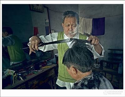 王维美正在为顾客烫发(资料图片)