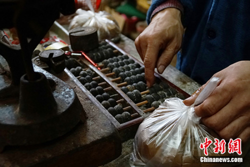 现在,王老板仍保留着用算盘算账的习惯。中新网记者 李卿 摄