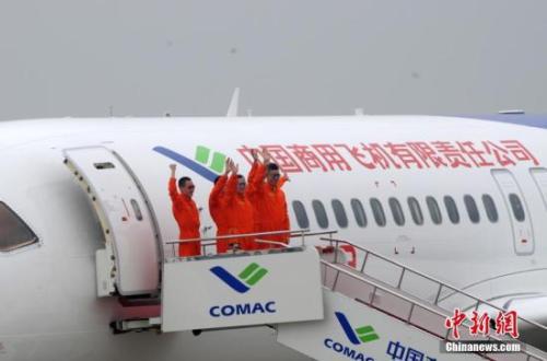 2017��5��5�գ��й��׿��������ˮ׼�ĸ��߿ͻ�C919���Ϻ��ֶ����ʻ����ɹ��׷ɡ�ͼΪC919������Ա���ա���������� ���Է���