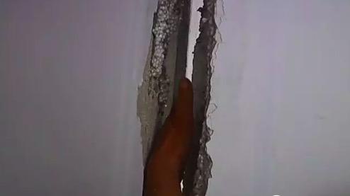 临沭县公园小区4号楼东单元的楼道内,记者看到裂缝随着楼层的升高而变大,四楼张先生家的裂缝从上到下都是,有的裂缝能塞下一只拳头。张先生告诉记者,他家客厅北墙和一单元墙壁裂纹达到7公分,能够伸进手掌。透过裂缝,他能够看到三楼住户家的沙发,三楼的居民说话,他们听的很清楚。二楼的居民在家看电视,他都能听到。