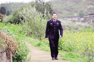 陈蒲在走访群众的路上。警方供图