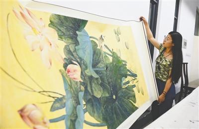 汤丽莎画好的荷花 摄影记者 王效