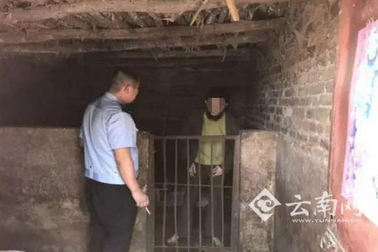 一智障男子被关在自家猪圈30多年