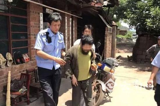 民警将他送往医院进行医治