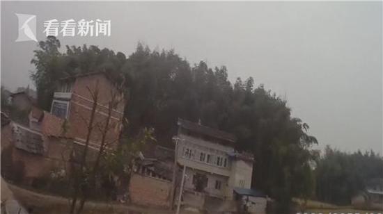 执法人员发现男孩后,立即靠边停车,指挥行驶车辆减速通过,将男孩带到了安全地带。