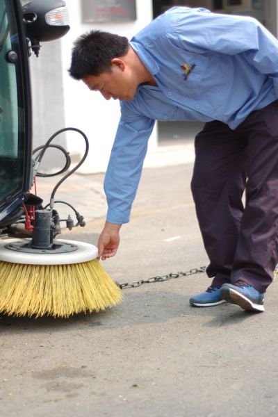 梁军生将清扫盘从一次性的木头盘改造成可永久使用的尼龙盘