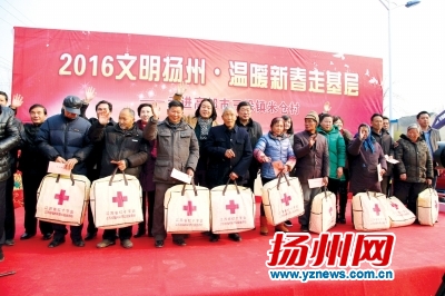 “扬州好人”向困难群众发放红包。古月摄