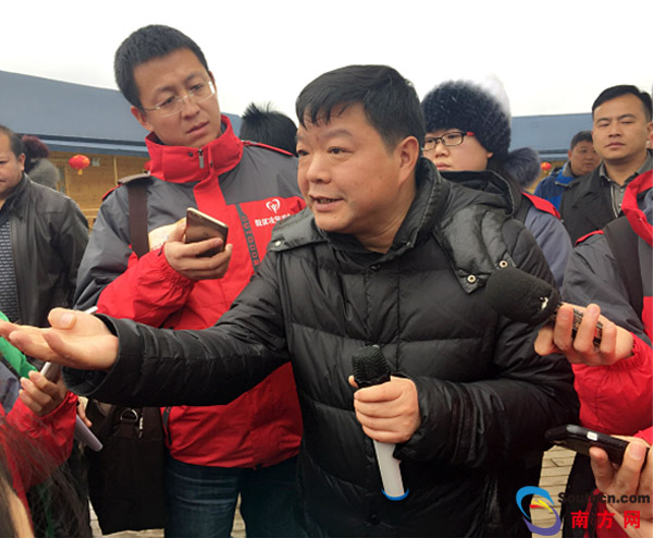 图为毕节市政协党组书记、七星关区委书记宫晓农接收媒体采访。南方网 王瑭琳 摄 图为毕节市政协党组书记、七星关区委书记宫晓农接收媒体采访。南方网 王瑭琳 摄