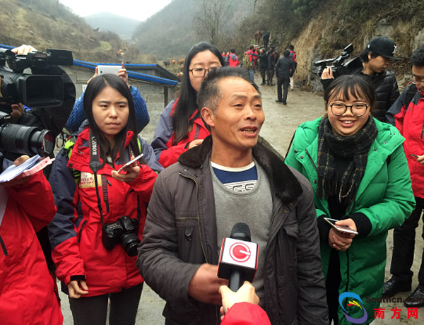 图为长春堡镇垭关村农民张祥印接受媒体采访。 南方网 王瑭琳 摄 图为长春堡镇垭关村农民张祥印接受媒体采访。 南方网 王瑭琳 摄