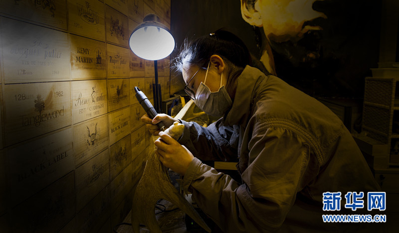 (网络媒体走转改)鹿角雕刻导师:在无声世界里雕刻梦想 (网络媒体走转改)鹿角雕刻导师:在无声世界里雕刻梦想