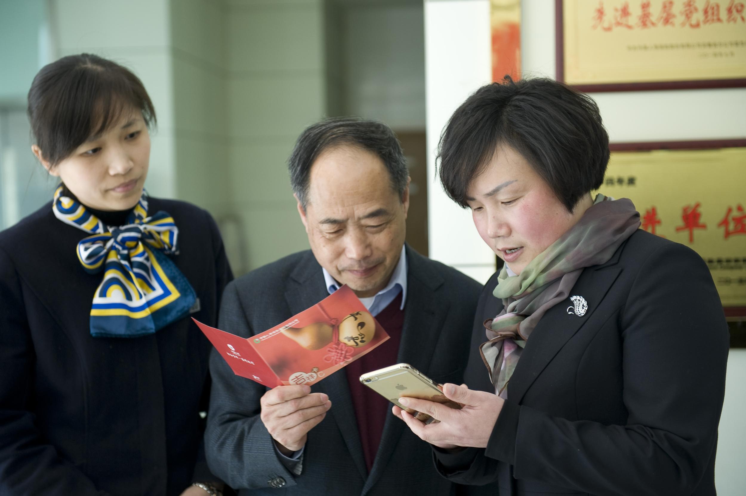 安徽国寿邀社会监督员走基层找茬_反独促