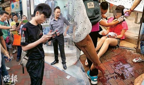 香港一青年刀刺女友误伤闺蜜 行凶后玩手机(图