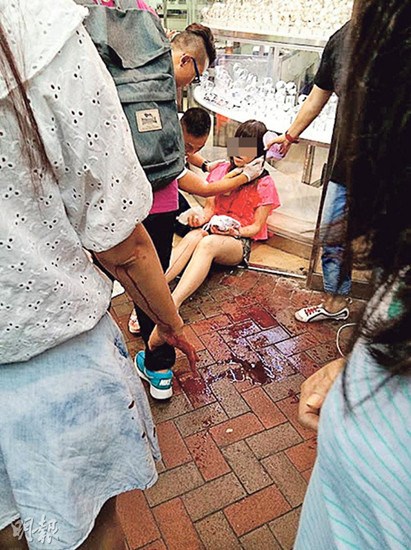 香港一青年刀刺女友误伤闺蜜 行凶后玩手机(图