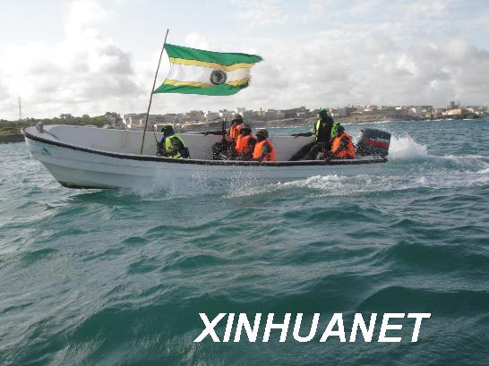 资料图片:7月7日,非洲联盟维和部队的乌干达士兵在索马里首都摩加迪沙附近海域巡逻,加强对海盗的防范。(新华社报道员阿卜杜拉赫曼·瓦尔萨迈/摄)