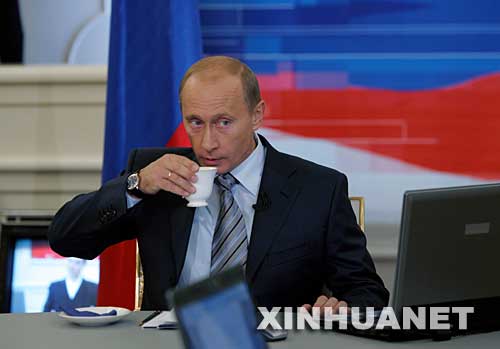 10月18日,在俄罗斯首都莫斯科,俄总统普京参加节目期间听取民众提问。 当天,普京在电视和广播直播节目中回答民众提问时说,俄军将装备更多“白杨-M”多弹头洲际弹道导弹,且正在研制新型战略武器,俄将于2008年新增一艘战略核潜艇,2015年开始生产第五代战机。 新华社发