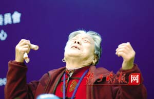 日本友人向南京大屠杀幸存者下跪谢罪