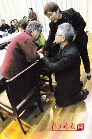 日本友人向南京大屠杀幸存者下跪谢罪