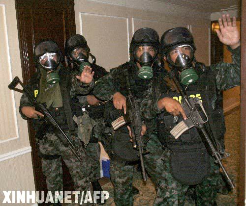 11月29日,菲律宾军警进入位于首都马尼拉马卡蒂金融区的半岛酒店内。一度占据酒店的受审军人在政府压力下被迫投降,受审军人与政府对峙事件已经结束。 新华社/法新